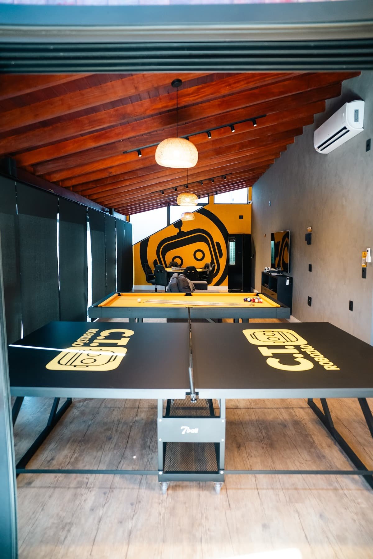 Sala de jogos com ping-pong e sinuca