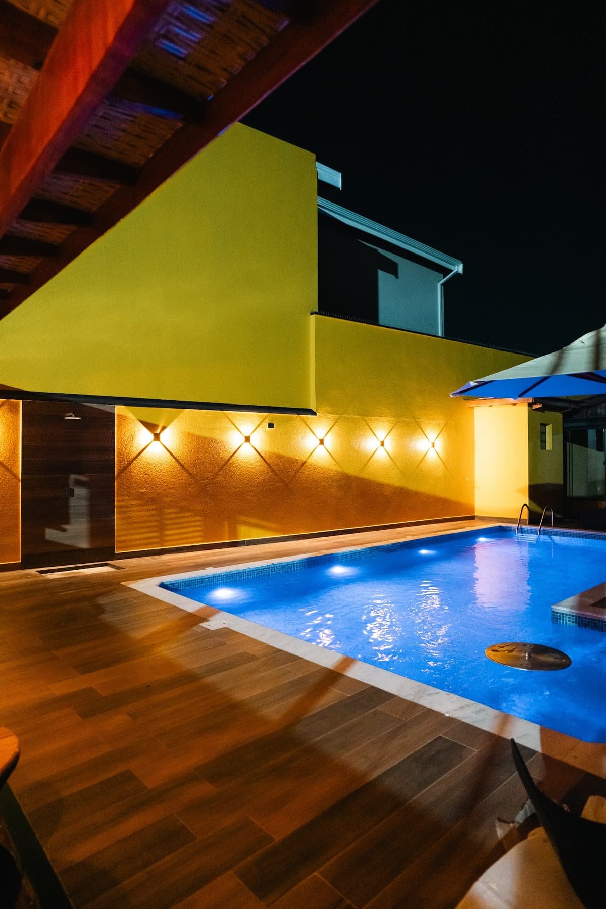 Piscina iluminada à noite